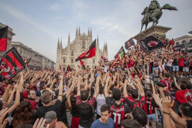 Milan scudetto: 30mila tifosi in Duomo (e Casa Milan). Cori contro Sala