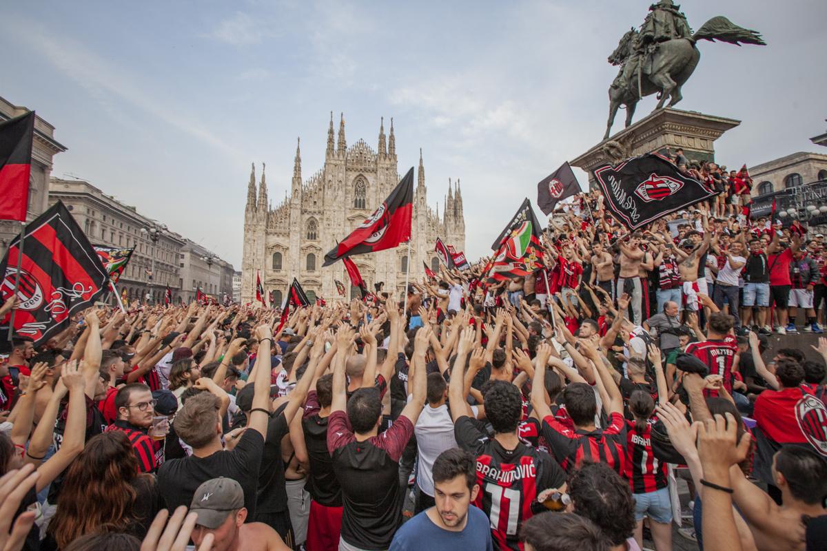 Milan scudetto: 30mila tifosi in Duomo (e Casa Milan). Cori contro Sala Milan scudetto: 30mila tifosi in Duomo (e Casa Milan). Cori contro Sala