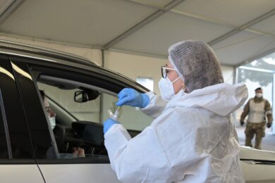 Covid, calano le terapie intensive e i ricoveri