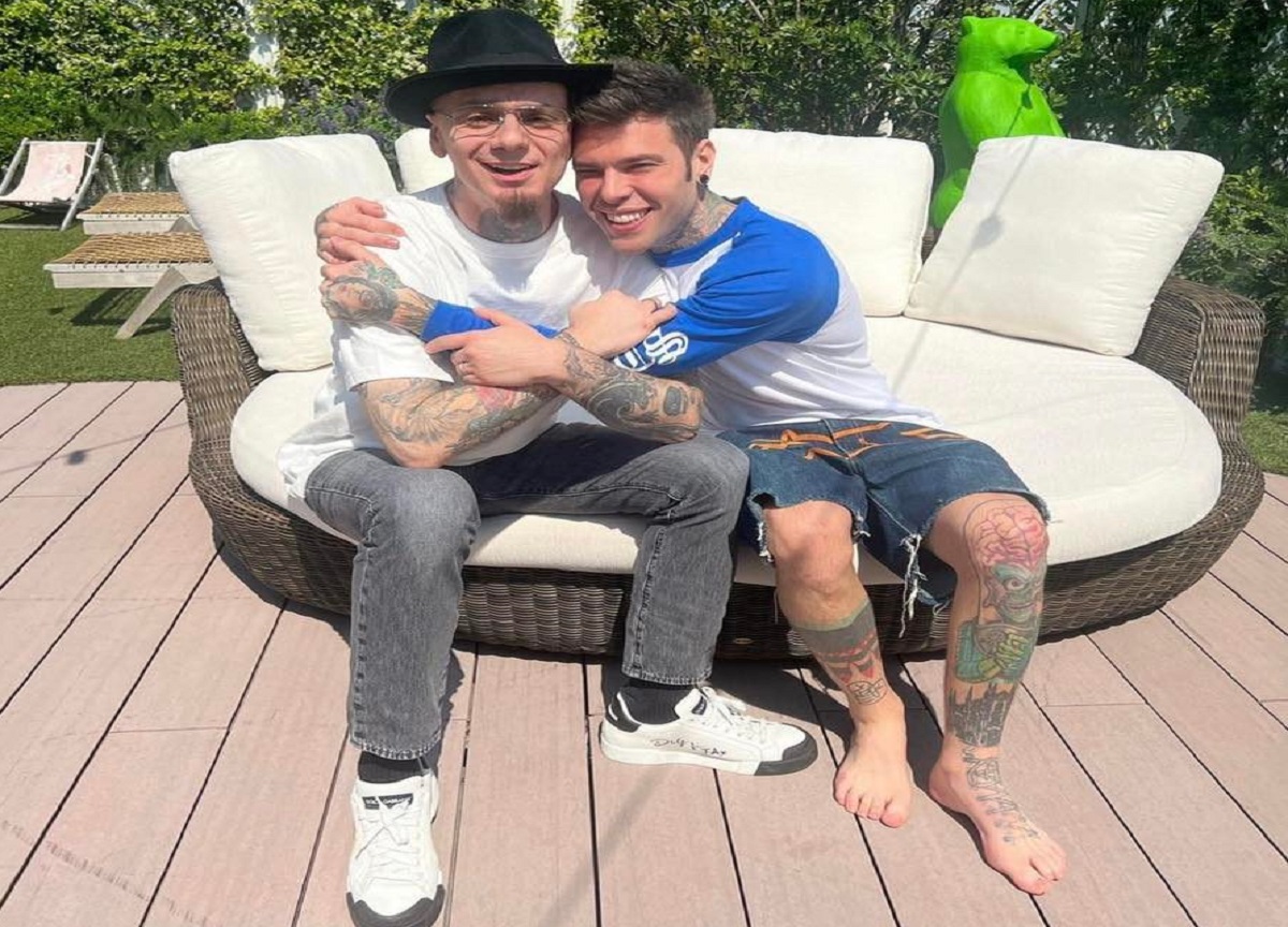 Fedez e J-Ax, pace fatta e l’annuncio: “Un regalo per Milano” Fedez e J-Ax, pace fatta e l’annuncio: “Un regalo per Milano”