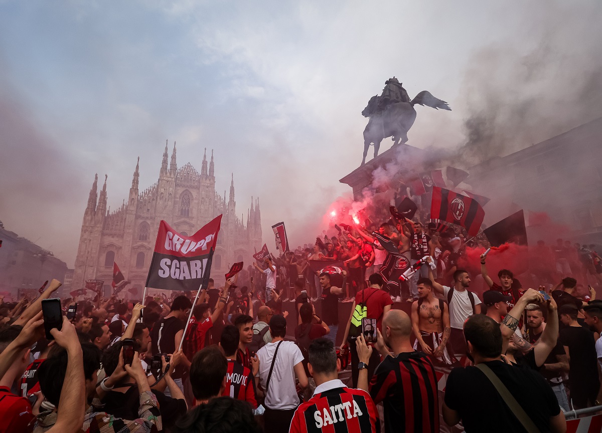 Milan, 50mila tifosi festeggiano: piazza Duomo rossonera. FOTO Milan, 50mila tifosi festeggiano: piazza Duomo rossonera. FOTO