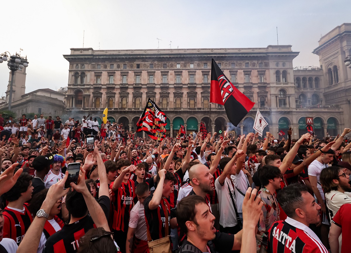 Milan, 50mila tifosi festeggiano: piazza Duomo rossonera. FOTO Milan, 50mila tifosi festeggiano: piazza Duomo rossonera. FOTO