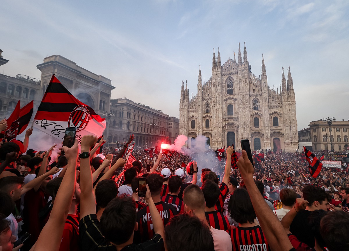 Milan, 50mila tifosi festeggiano: piazza Duomo rossonera. FOTO Milan, 50mila tifosi festeggiano: piazza Duomo rossonera. FOTO
