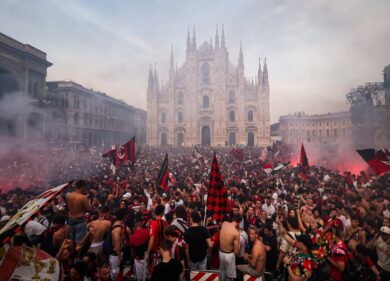 Milan, 50mila tifosi festeggiano: piazza Duomo rossonera. FOTO