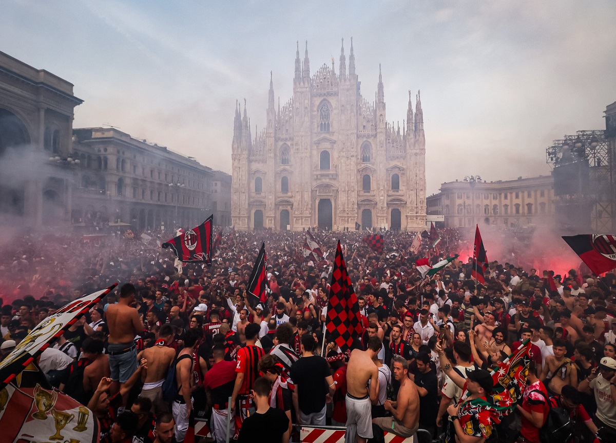 Milan, 50mila tifosi festeggiano: piazza Duomo rossonera. FOTO Milan, 50mila tifosi festeggiano: piazza Duomo rossonera. FOTO