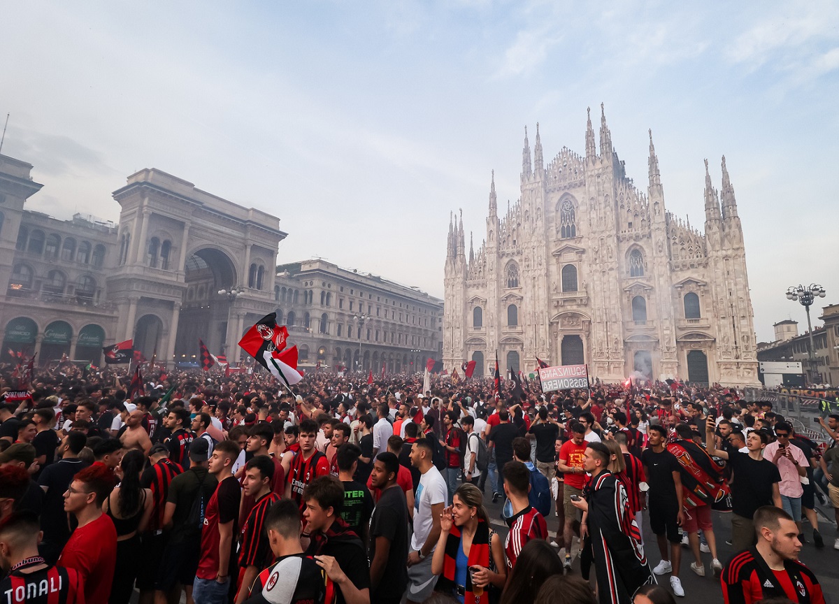 Milan, 50mila tifosi festeggiano: piazza Duomo rossonera. FOTO Milan, 50mila tifosi festeggiano: piazza Duomo rossonera. FOTO
