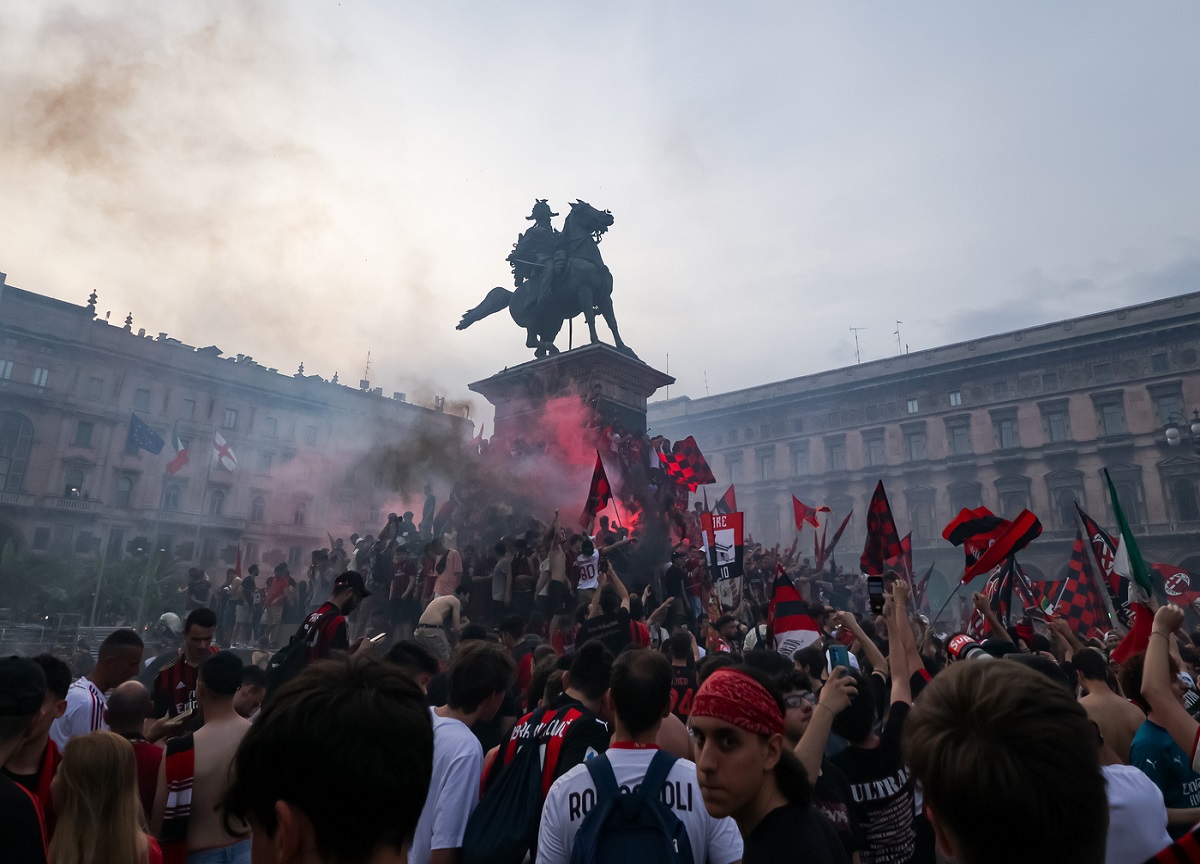 Milan, 50mila tifosi festeggiano: piazza Duomo rossonera. FOTO Milan, 50mila tifosi festeggiano: piazza Duomo rossonera. FOTO