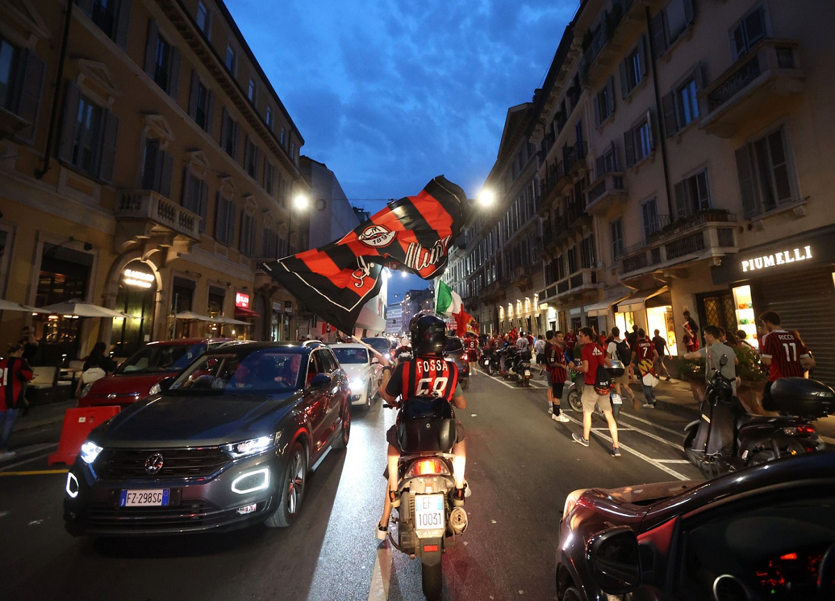 Milan, 50mila tifosi festeggiano: piazza Duomo rossonera. FOTO Milan, 50mila tifosi festeggiano: piazza Duomo rossonera. FOTO