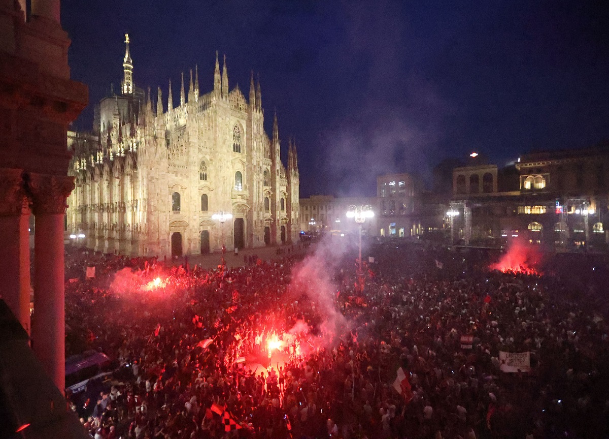 Milan, 50mila tifosi festeggiano: piazza Duomo rossonera. FOTO Milan, 50mila tifosi festeggiano: piazza Duomo rossonera. FOTO