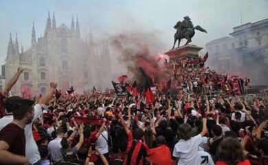 Festa Milan, Pioli ringrazia i tifosi. Striscioni sfottò contro l’Inter
