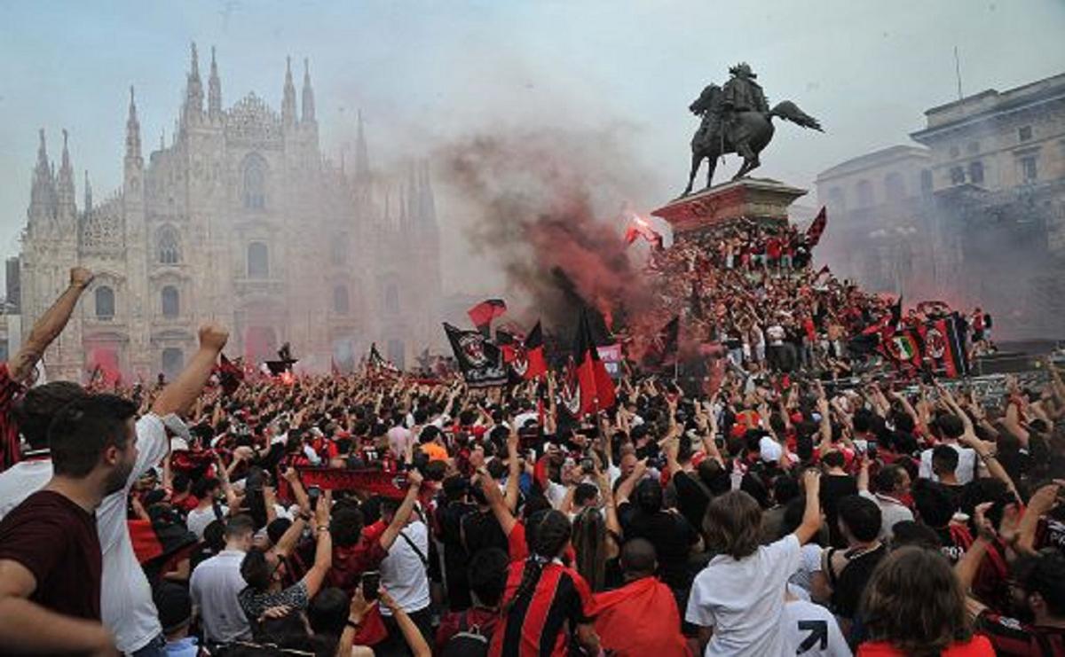 Festa Milan, Pioli ringrazia i tifosi. Striscioni sfottò contro l’Inter Festa Milan, Pioli ringrazia i tifosi. Striscioni sfottò contro l’Inter
