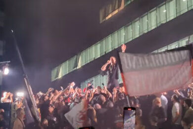Ibrahimovic show davanti a Casa Milan nella festa scudetto. Video