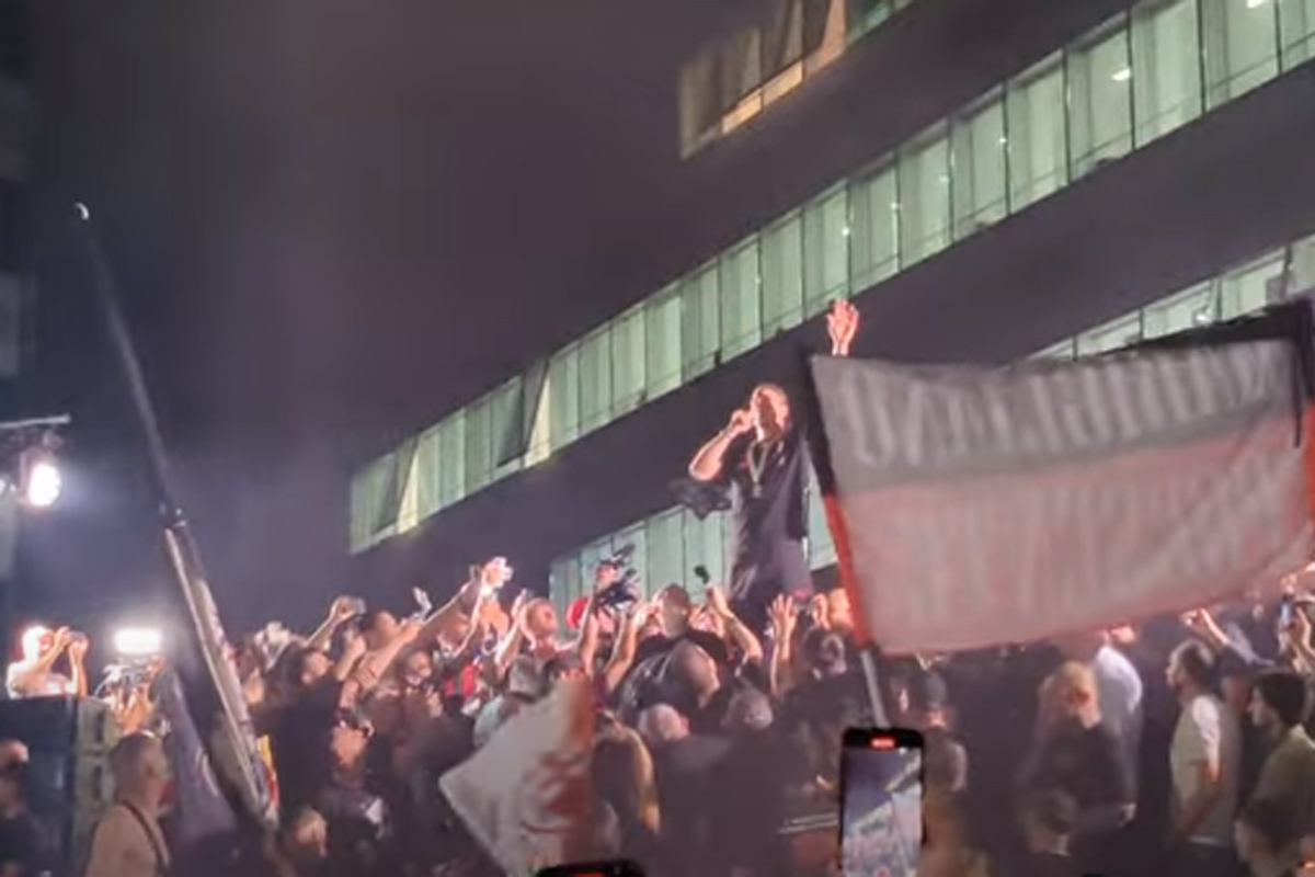 Ibrahimovic show davanti a Casa Milan nella festa scudetto. Video Ibrahimovic show davanti a Casa Milan nella festa scudetto. Video