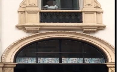 Milano, bollenti spiriti in Galleria. Il video virale