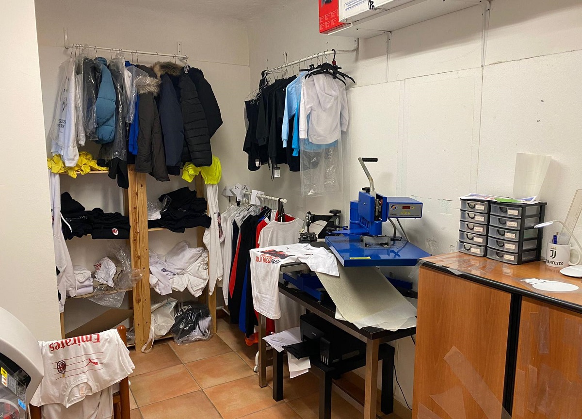 Milano, chiusa stamperia clandestina di maglie del Milan. FOTO
