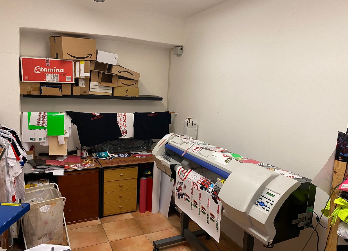 Milano, chiusa stamperia clandestina di maglie del Milan. FOTO