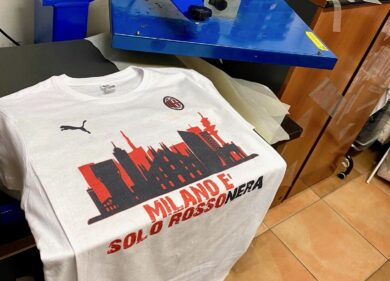 Milano, chiusa stamperia clandestina di maglie del Milan. FOTO
