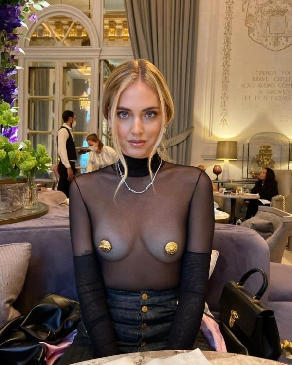 Chiara Ferragni, bufera su sigarette in un post: “Stia attenta ai più piccoli” Chiara Ferragni, bufera su sigarette in un post: “Stia attenta ai più piccoli”