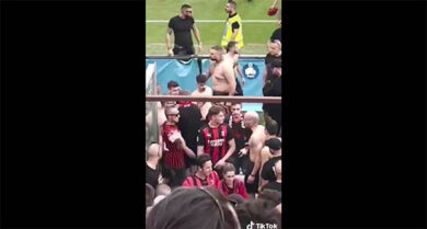 Milan, gli ultras schiaffeggiano i tifosi dopo l’invasione in campo. VIDEO