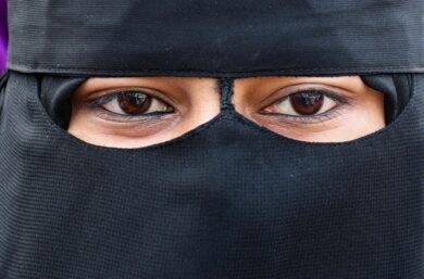 Afghanistan, ritorna il burqa per le giornaliste: i colleghi maschi protestano