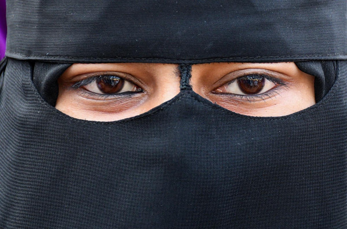 Afghanistan, ritorna il burqa per le giornaliste: i colleghi maschi protestano Afghanistan, ritorna il burqa per le giornaliste: i colleghi maschi protestano
