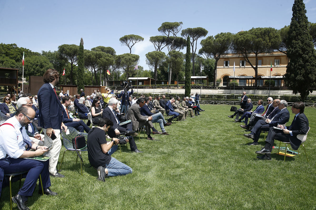 Roma, un giorno di ordinaria follia: via Condotti invasa dai cavalli del Polo