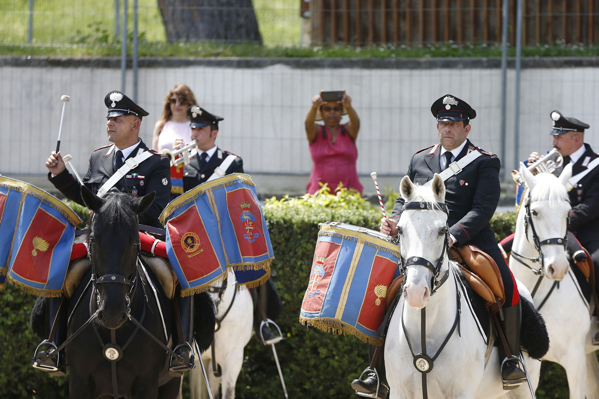 Roma, un giorno di ordinaria follia: via Condotti invasa dai cavalli del Polo