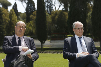 Roma, un giorno di ordinaria follia: via Condotti invasa dai cavalli del Polo