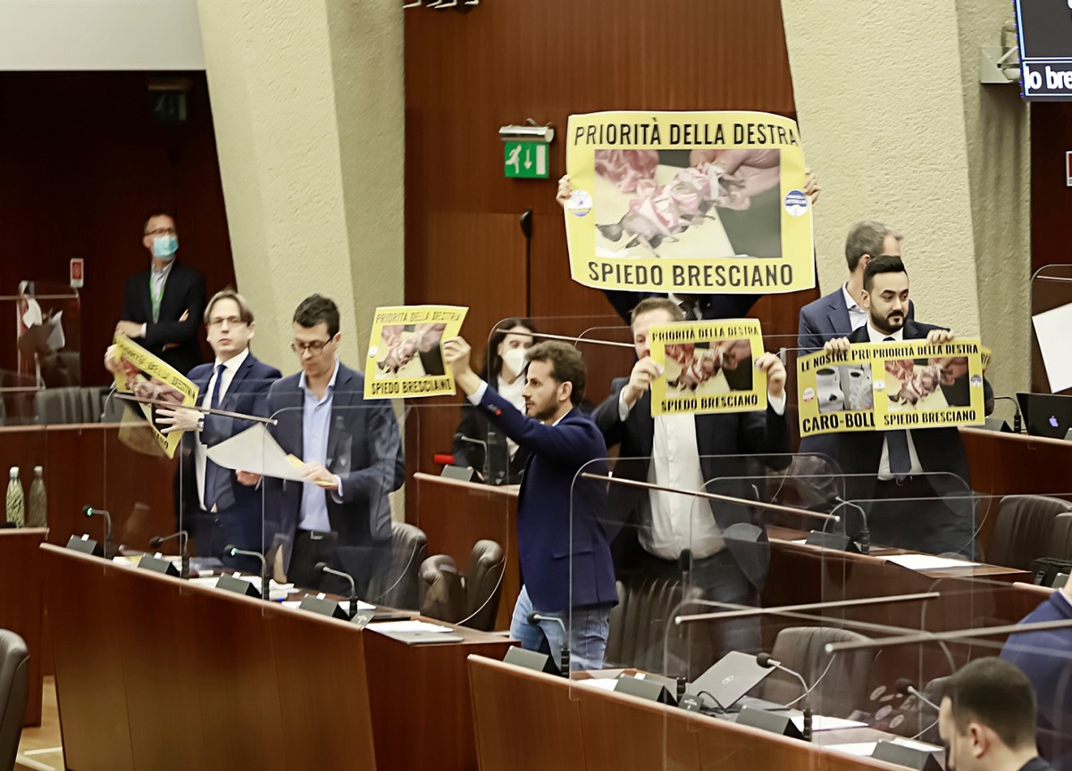 Regione Lombardia, bagarre in aula: cartelli M5S contro “spiedo bresciano” Regione Lombardia, bagarre in aula: cartelli M5S contro “spiedo bresciano”