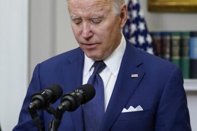 Strage Texas, Biden tradisce sulle armi. In 10 anni 900 sparatorie a scuola