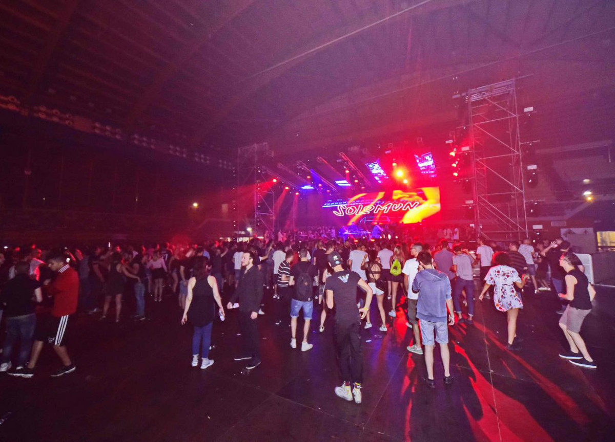 La sfida Tik Tok con video di baci a ragazze sovrappeso: “Sarà 130 Kg”