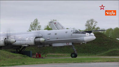 Il decollo dei bombardieri russi e cinesi per il sorvolo del Mar del Giappone