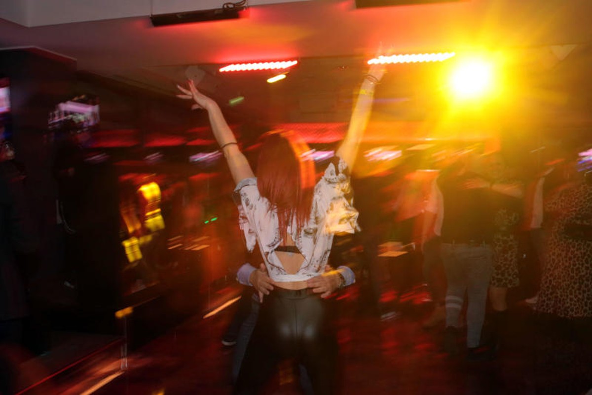 La sfida Tik Tok con video di baci a ragazze sovrappeso: “Sarà 130 Kg”