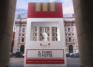 “Il fumo ti fotte”: l’installazione di Lilt in piazza Affari a Milano