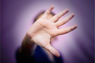 Condannati il padre e la matrigna che maltrattavano due gemelle
