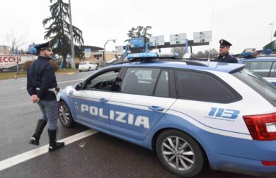 Furti con tecnica della “gomma bucata”, due denunciati a Milano