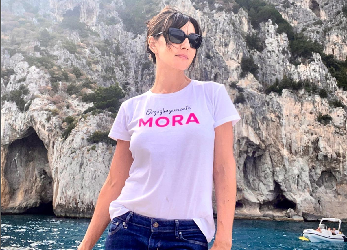 Stromboli, incendio sul set di una fiction Rai con Ambra: il video di Affari Stromboli, incendio sul set di una fiction Rai con Ambra: il video di Affari
