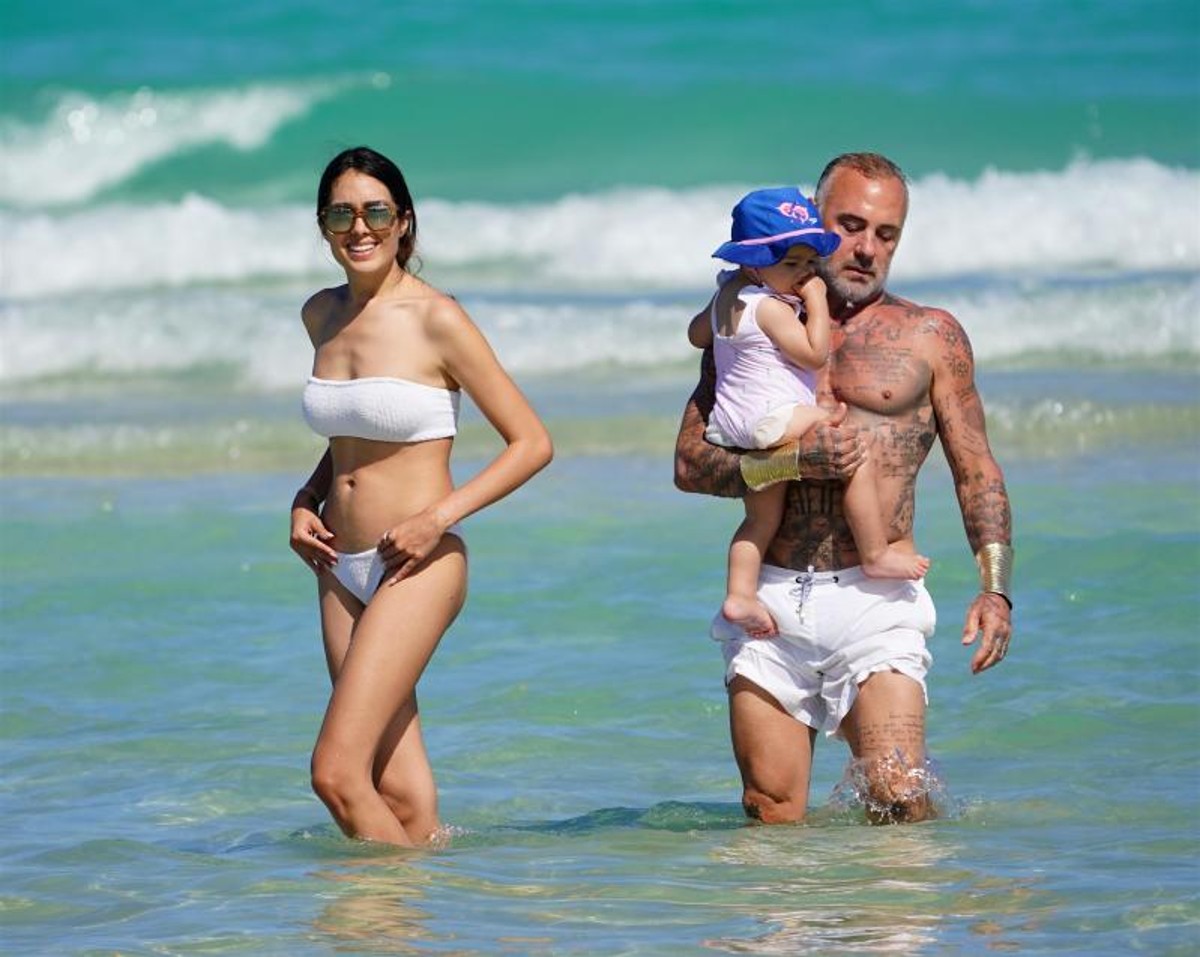 L’altra faccia di Gianluca Vacchi: dai soldi (di famiglia) ai video “Mr Enjoy” L’altra faccia di Gianluca Vacchi: dai soldi (di famiglia) ai video “Mr Enjoy”