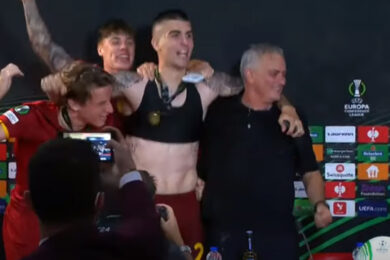 Roma, festa dei giocatori: interrompono la conferenza di Mourinho e… Video