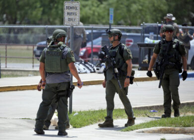 Strage Texas, il killer un’ora solo con quei bimbi. Polizia ferma a guardare