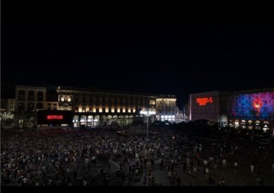 In migliaia in Duomo a Milano per l’anteprima di “Stranger Things” 4