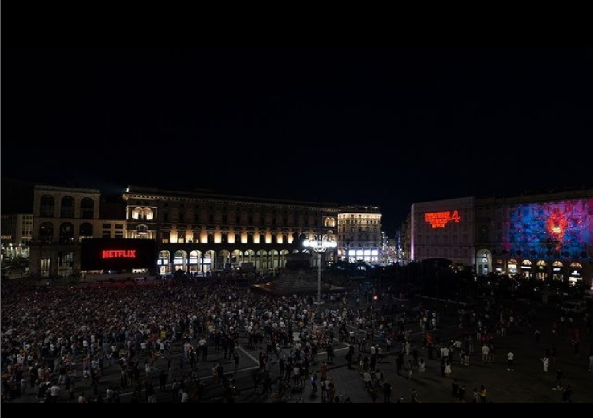 In migliaia in Duomo a Milano per l’anteprima di “Stranger Things” 4 In migliaia in Duomo a Milano per l’anteprima di “Stranger Things” 4
