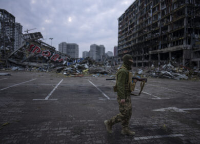 Guerra Ucraina, rischio 400 mila profughi. Italia hub mondiale delle armi