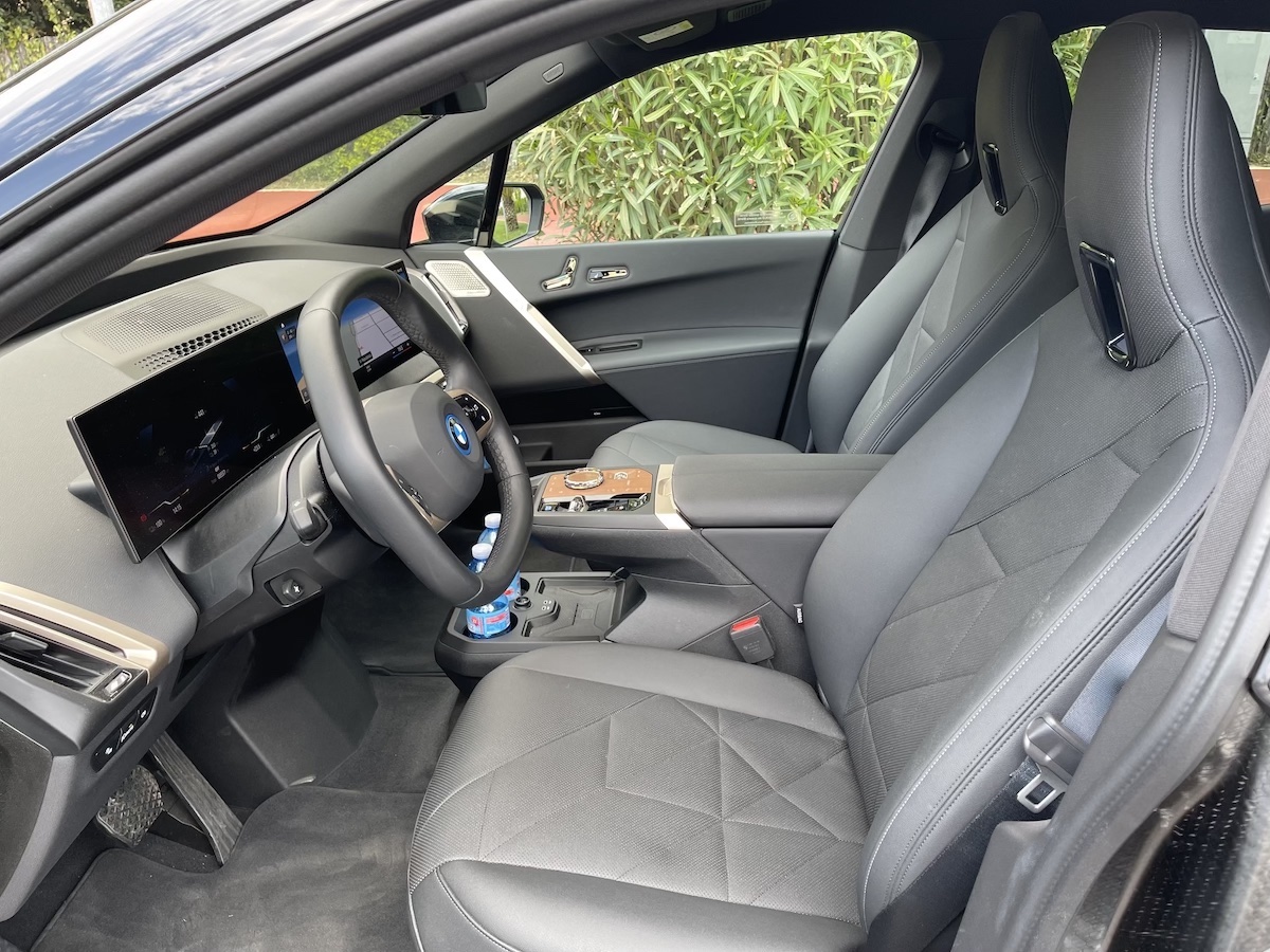 BMW, nuova iX Drive 50  rivoluziona il piacere di viaggiare