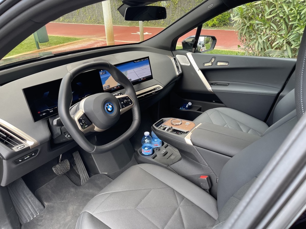 BMW, nuova iX Drive 50  rivoluziona il piacere di viaggiare