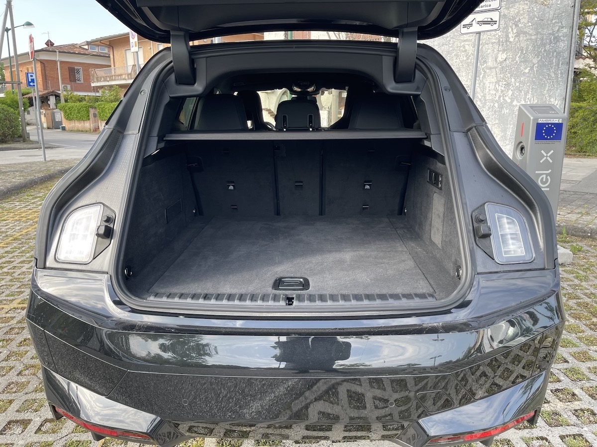 BMW, nuova iX Drive 50  rivoluziona il piacere di viaggiare