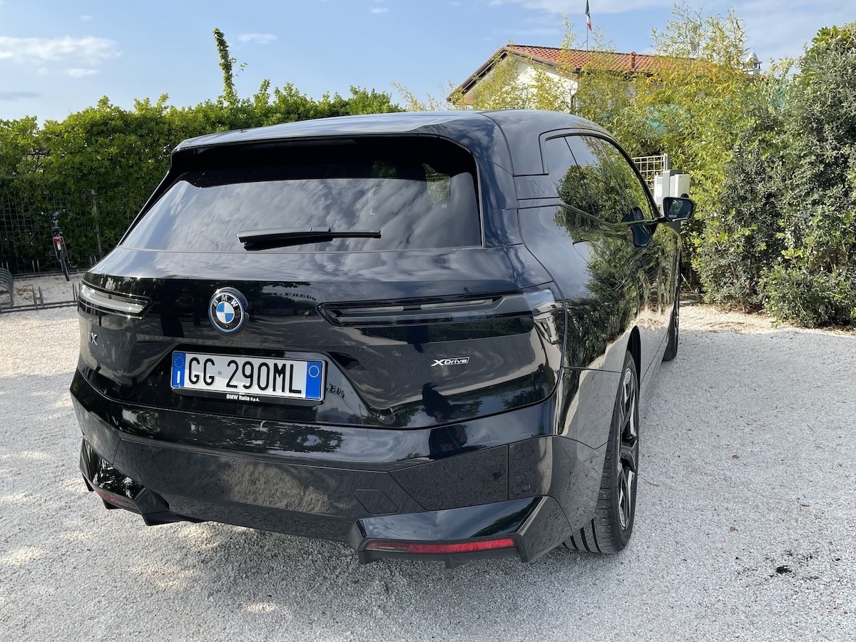 BMW, nuova iX Drive 50  rivoluziona il piacere di viaggiare