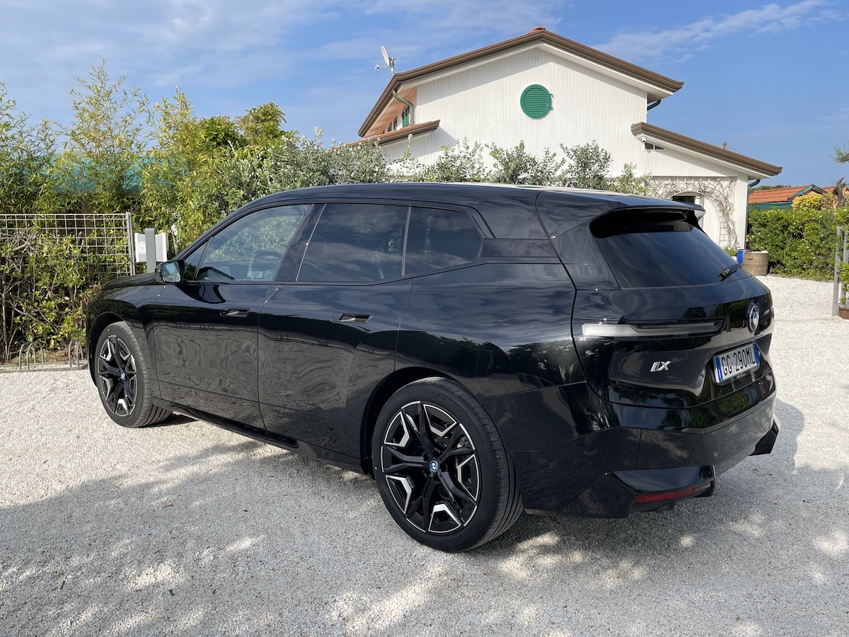 BMW, nuova iX Drive 50  rivoluziona il piacere di viaggiare