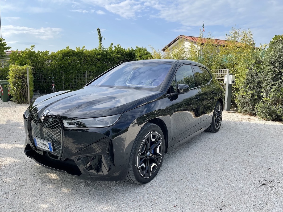 BMW, nuova iX Drive 50  rivoluziona il piacere di viaggiare