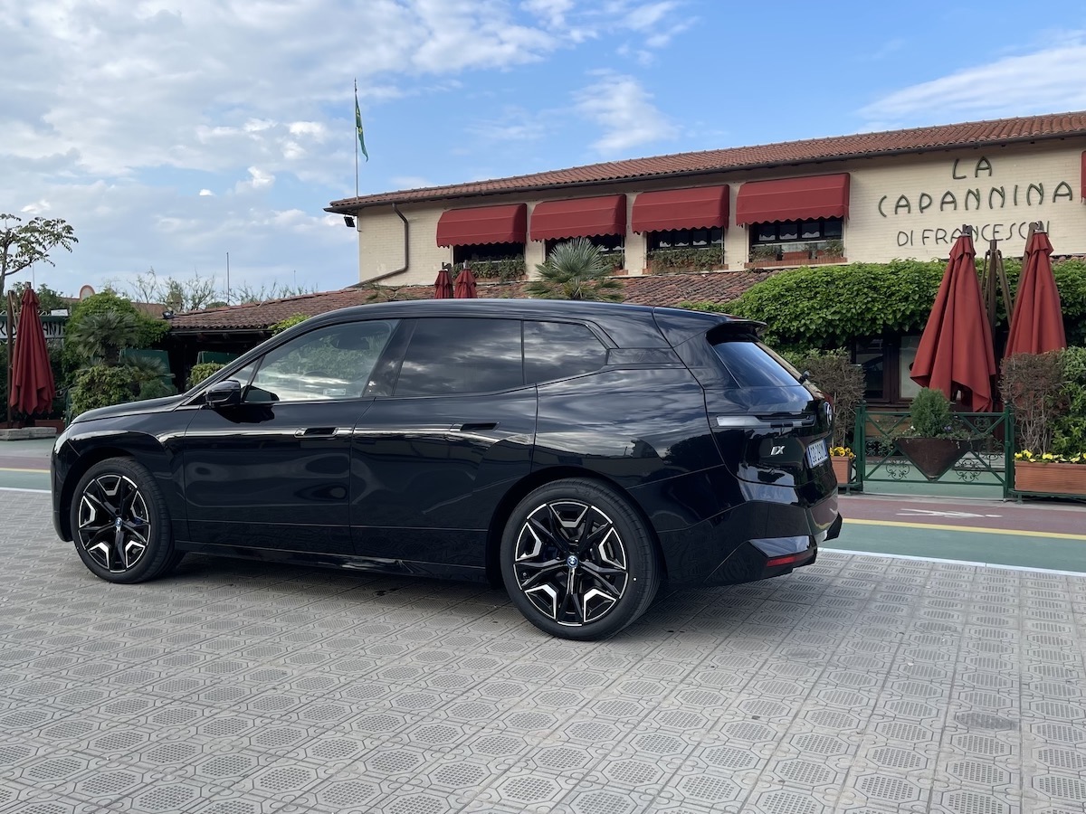 BMW, nuova iX Drive 50  rivoluziona il piacere di viaggiare